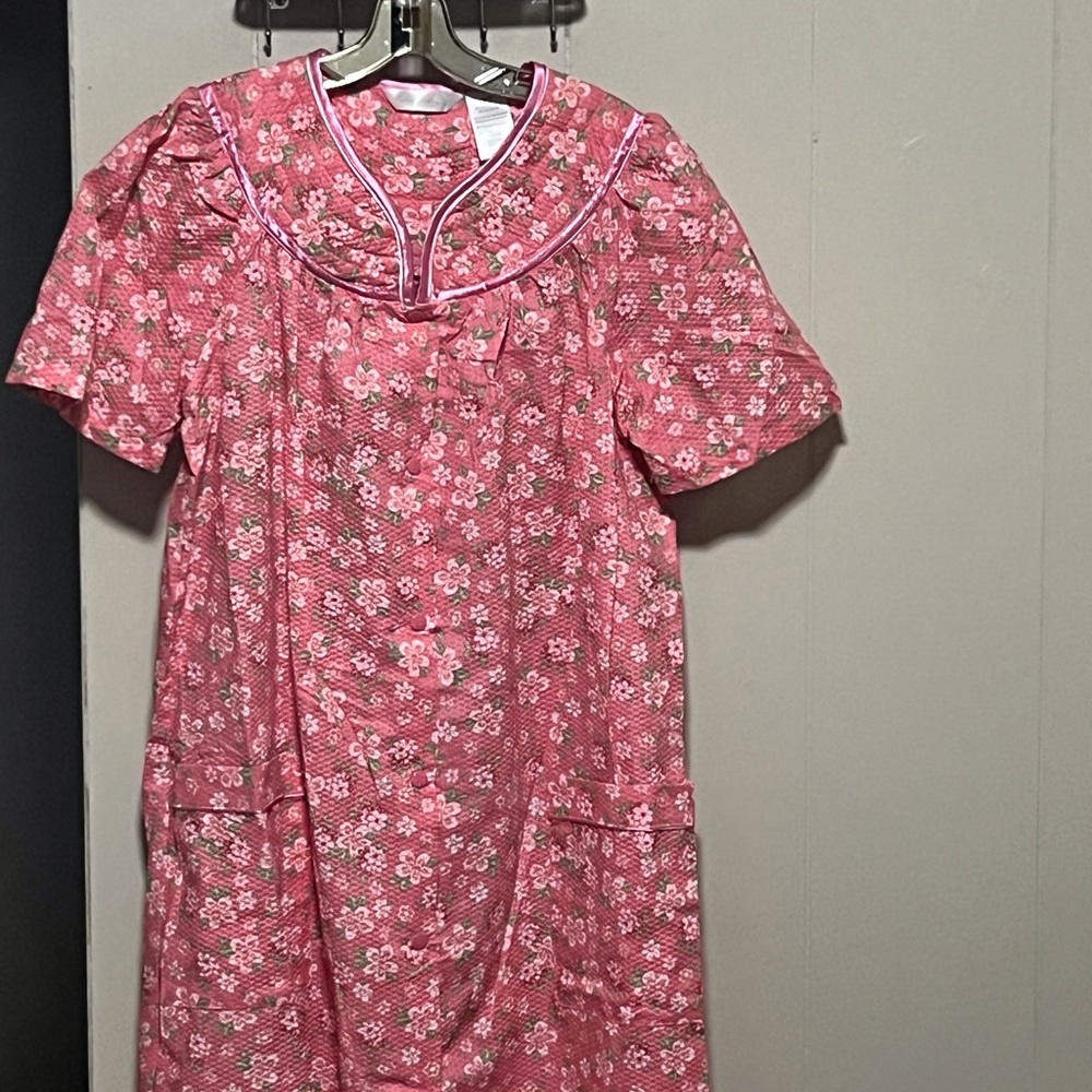 SELLING MORNING GLORY NIGHTGOWN FOR WOMEN SIZE MEDIUM COLOR FLORAL BNWOT